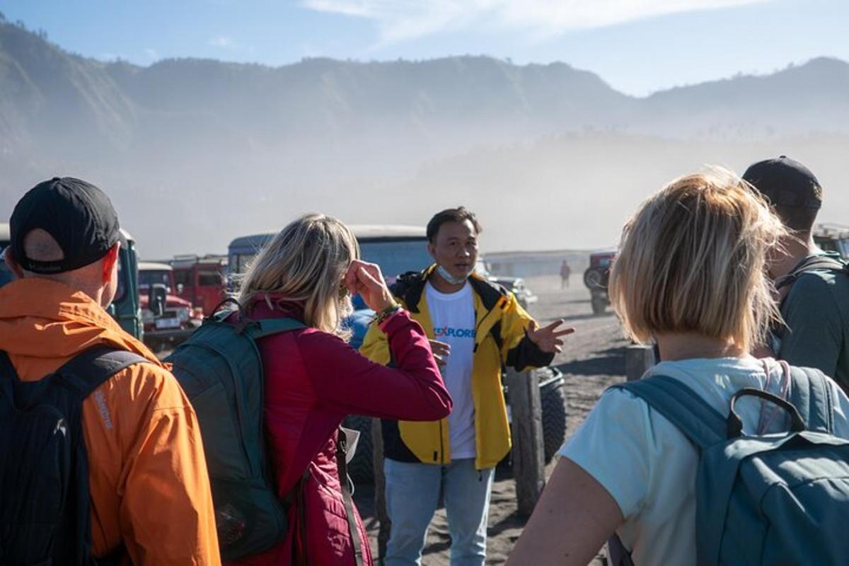 un grupo de personas de pie en la playa