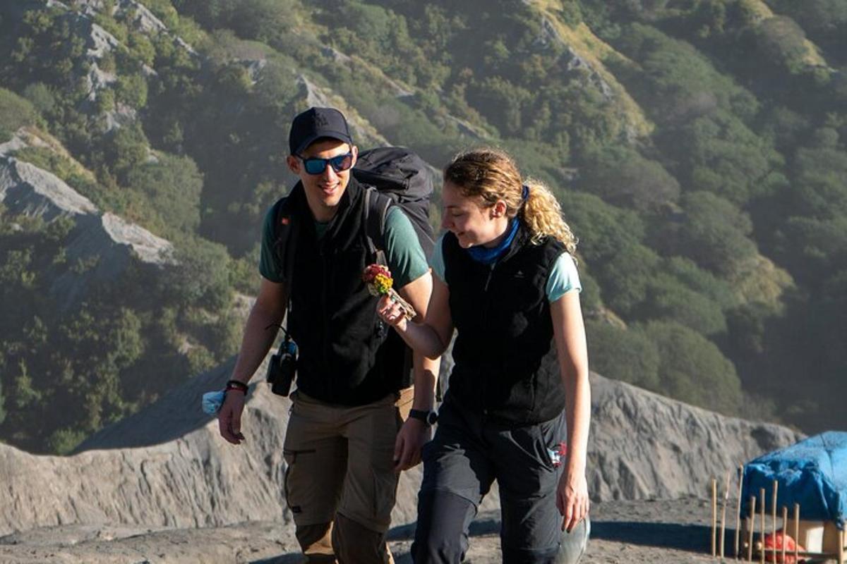 Un hombre y una mujer caminando por una montaña