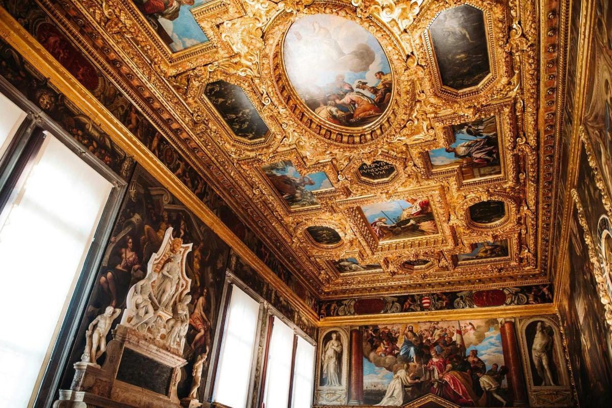 Una habitación con un techo con pinturas.