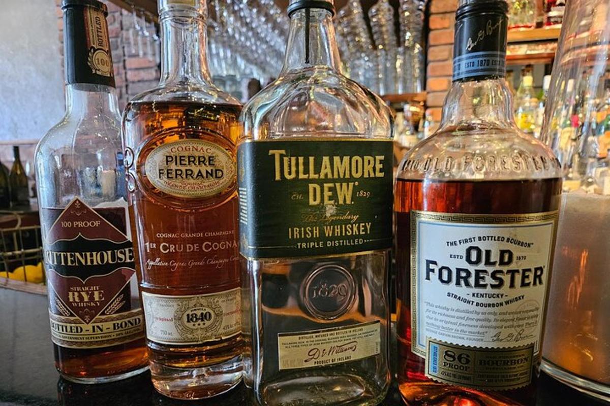 Skupina lahví whisky na baru
