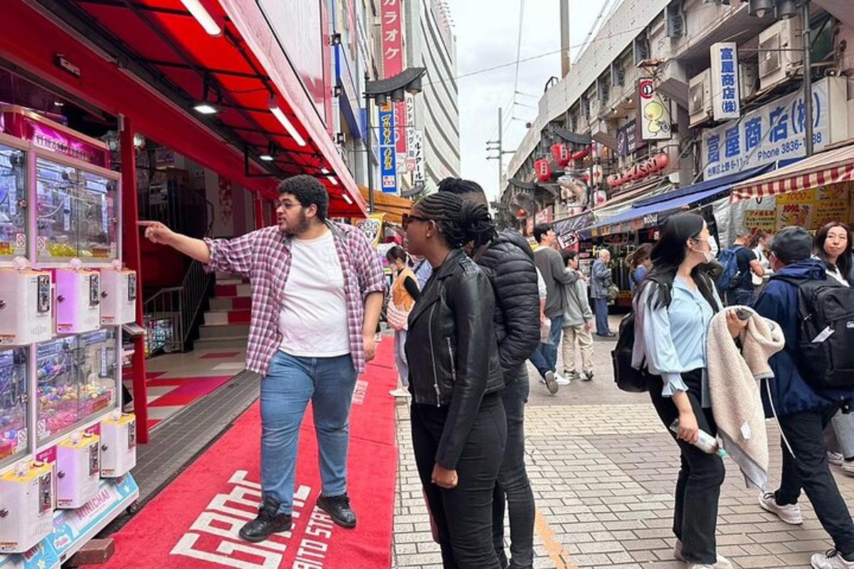 bir pazarda sokakta yürüyen bir grup insan