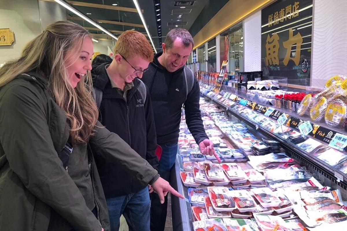 un gruppo di persone che guardano il cibo in un supermercato