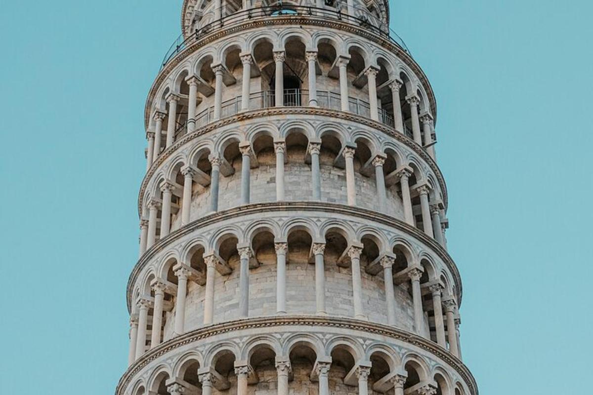 un primo piano della torre pendente di Pisa