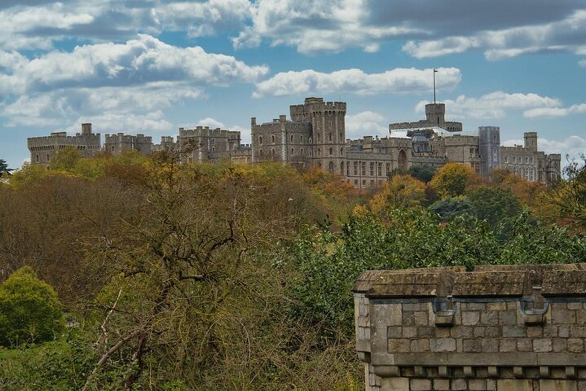 Un gran edificio en la cima de una colina con árboles.