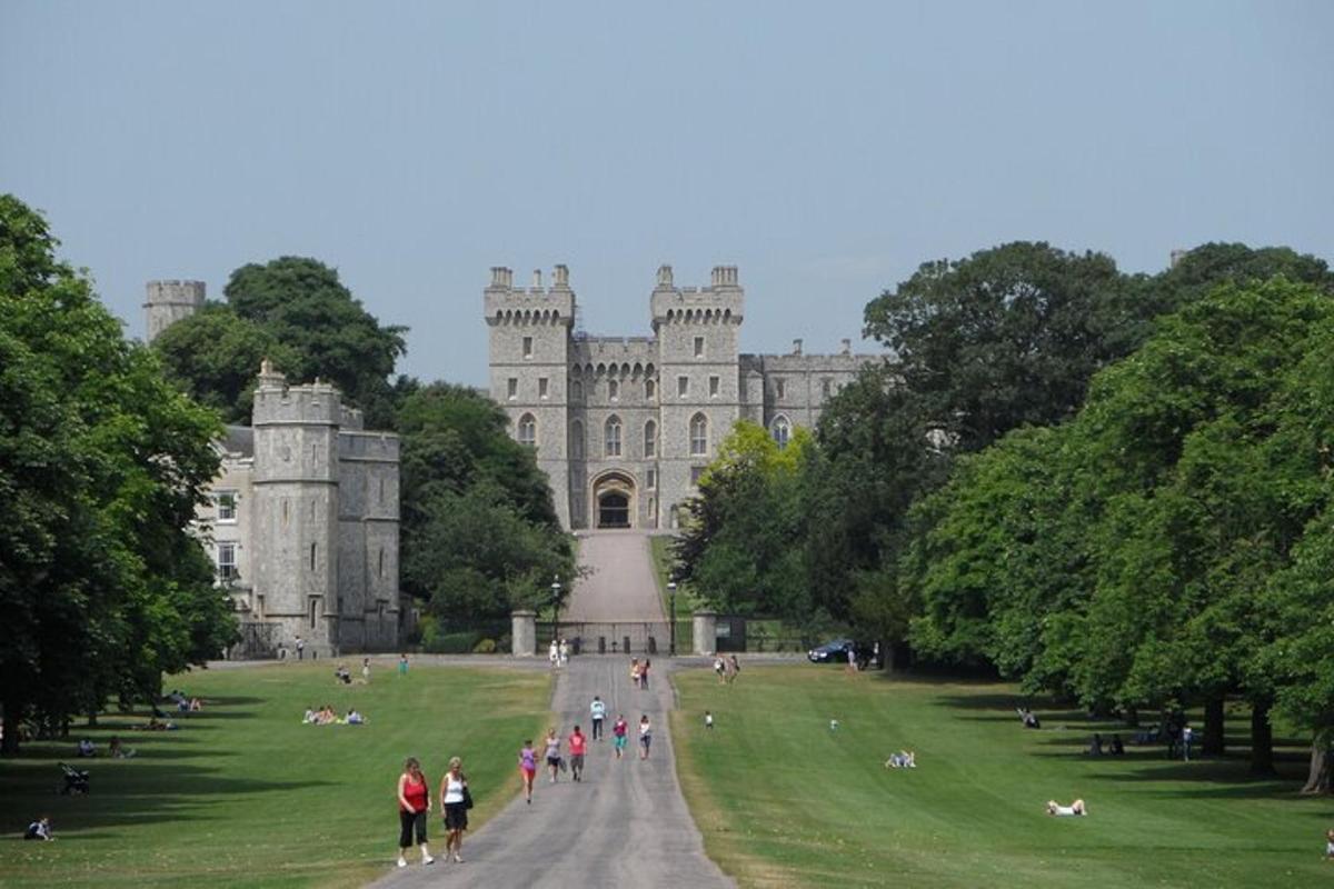 Un castillo con un montón de gente caminando alrededor.