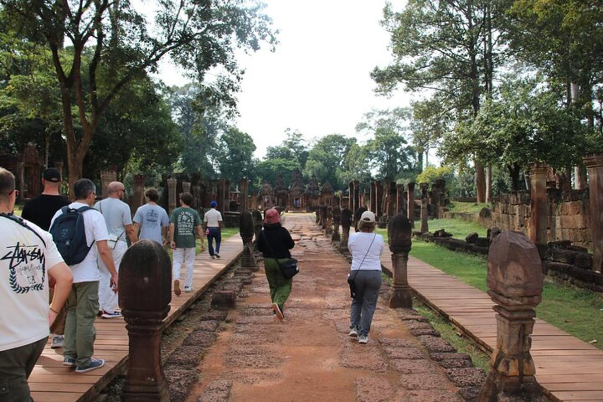 un grupo de personas caminando por un sendero en un parque