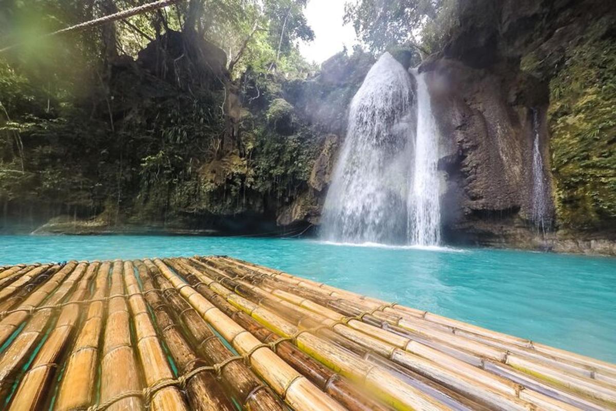 uma cachoeira em frente a uma piscina de água