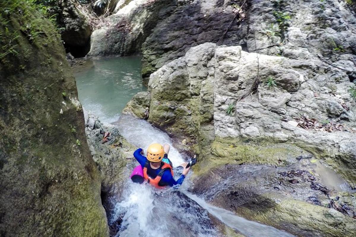 una persona en una balsa en una cascada