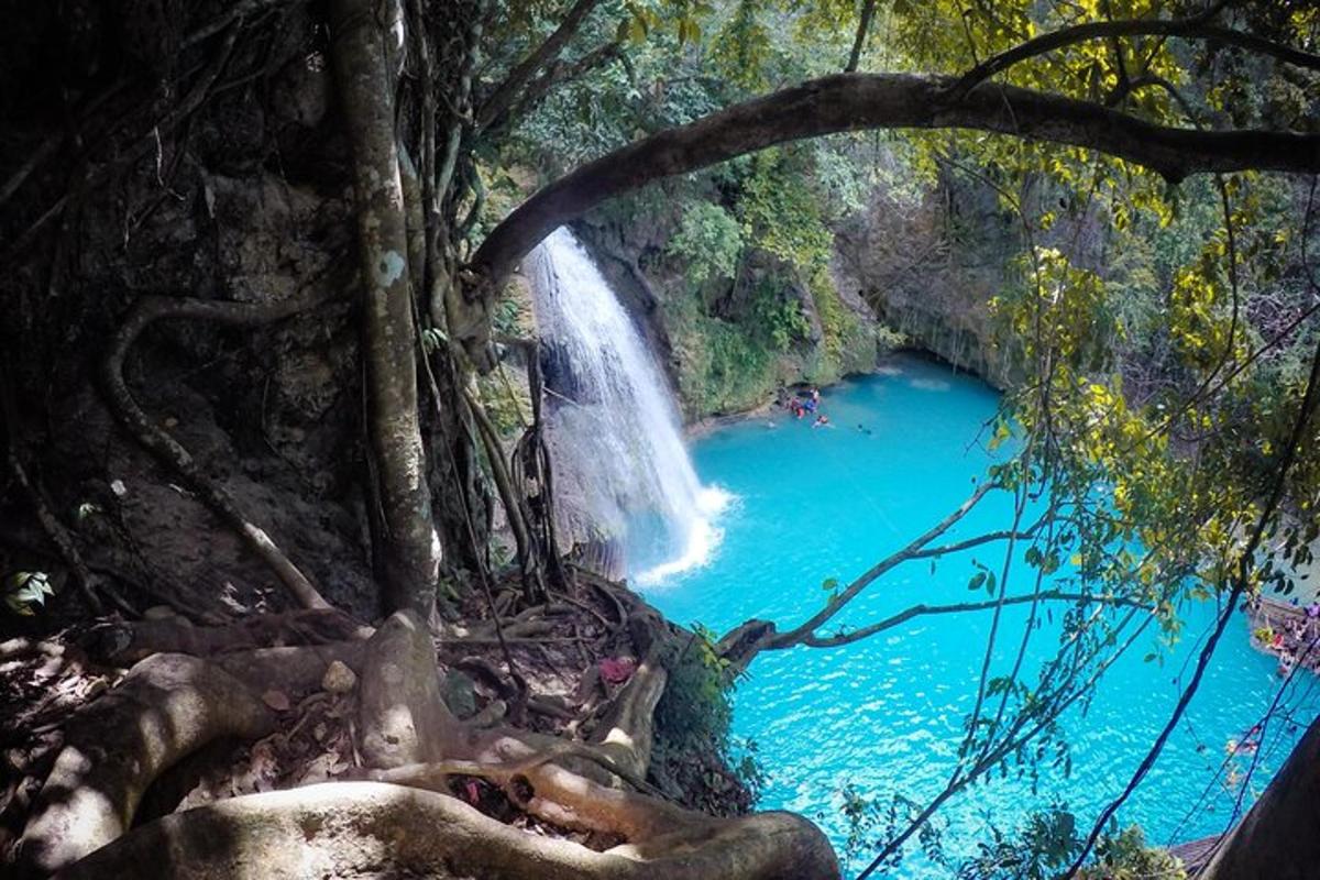 uma cachoeira no meio de um rio azul