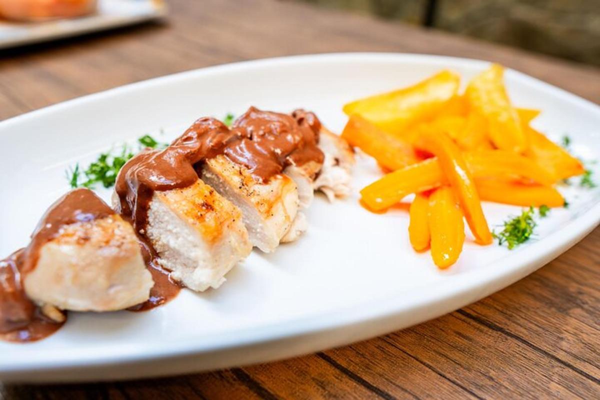 um prato de comida com carne e vegetais sobre uma mesa