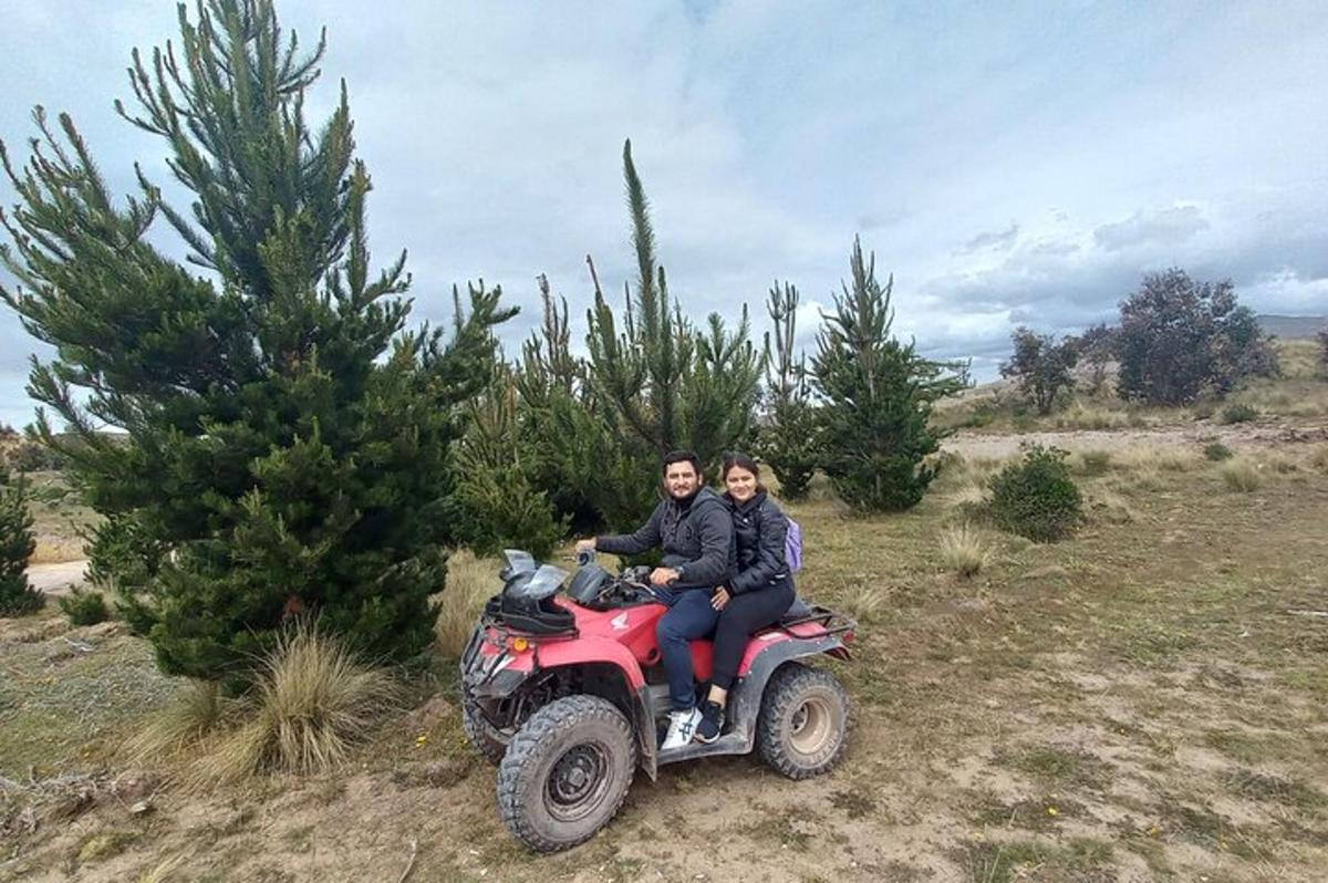 muž a žena jedoucí na čtyřkolce