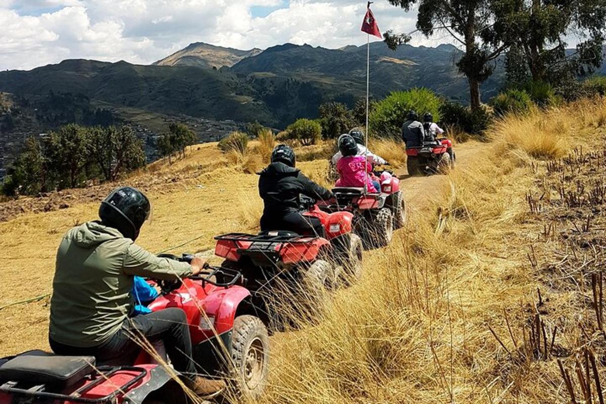 sekumpulan orang menunggang atv di atas bukit
