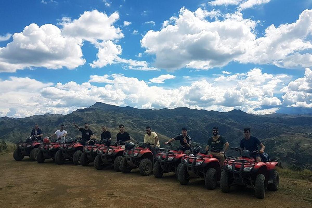 un gruppo di persone in piedi su quad su una montagna