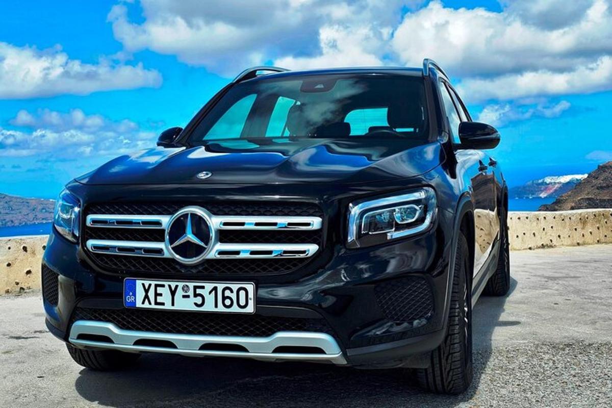 un camion Mercedes Benz blu parcheggiato su una strada