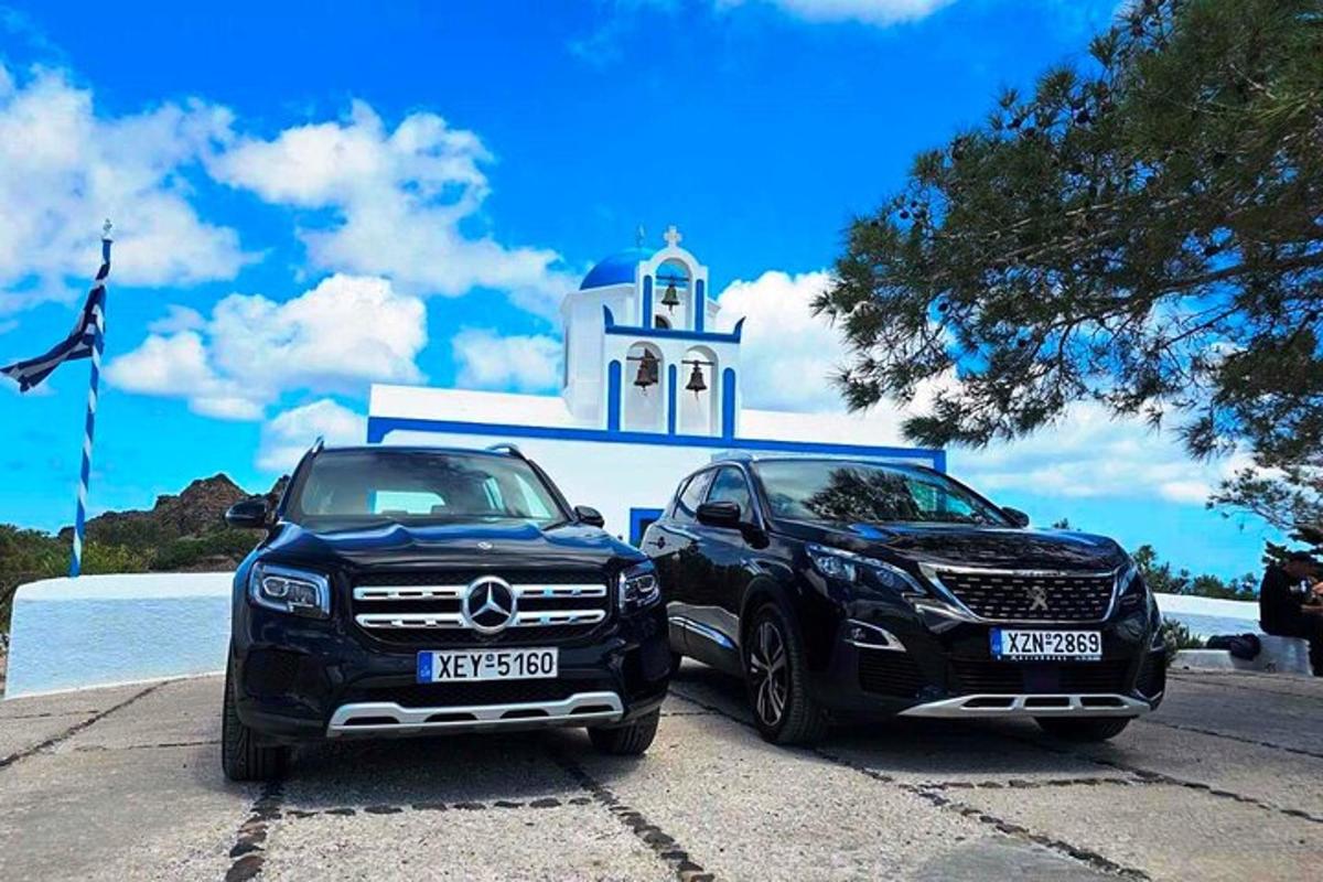 Dos coches aparcados frente a una iglesia