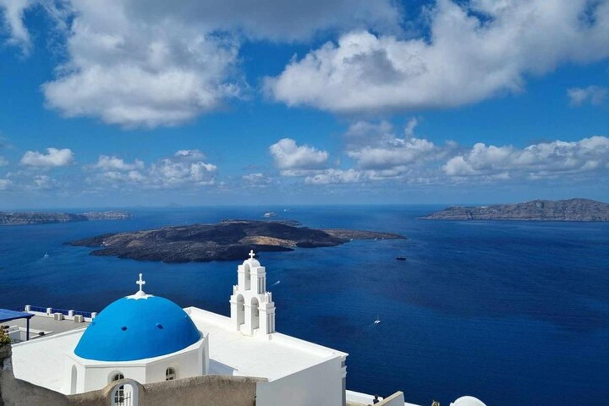 un edificio bianco con una cupola blu e l'oceano