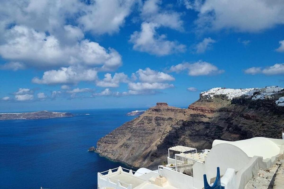 una vista dell'oceano da una scogliera