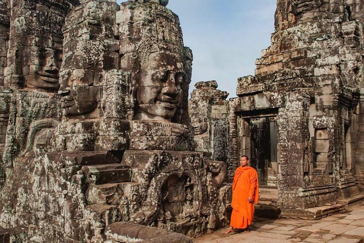 một người đàn ông mặc áo choàng màu cam đứng trước một ngôi đền