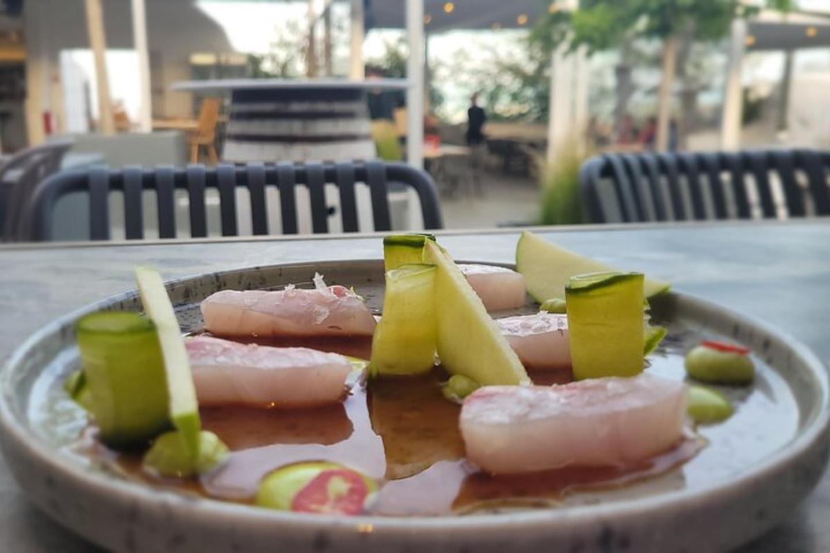 een bord met eten op tafel