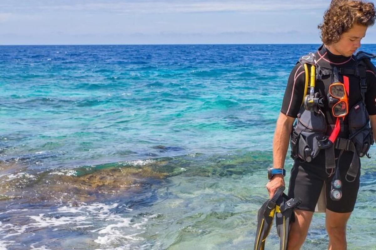 Ένας άντρας στέκεται στο νερό με μια κάμερα