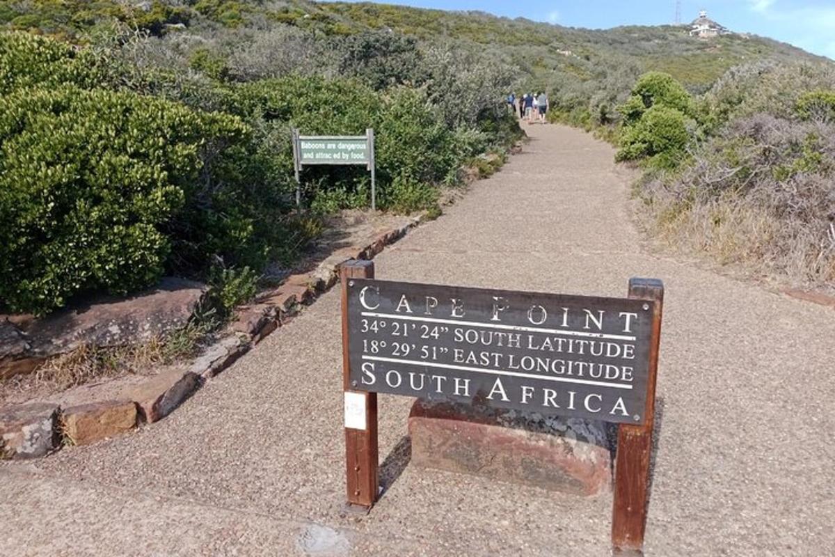 un cartel al costado de un sendero para caminatas