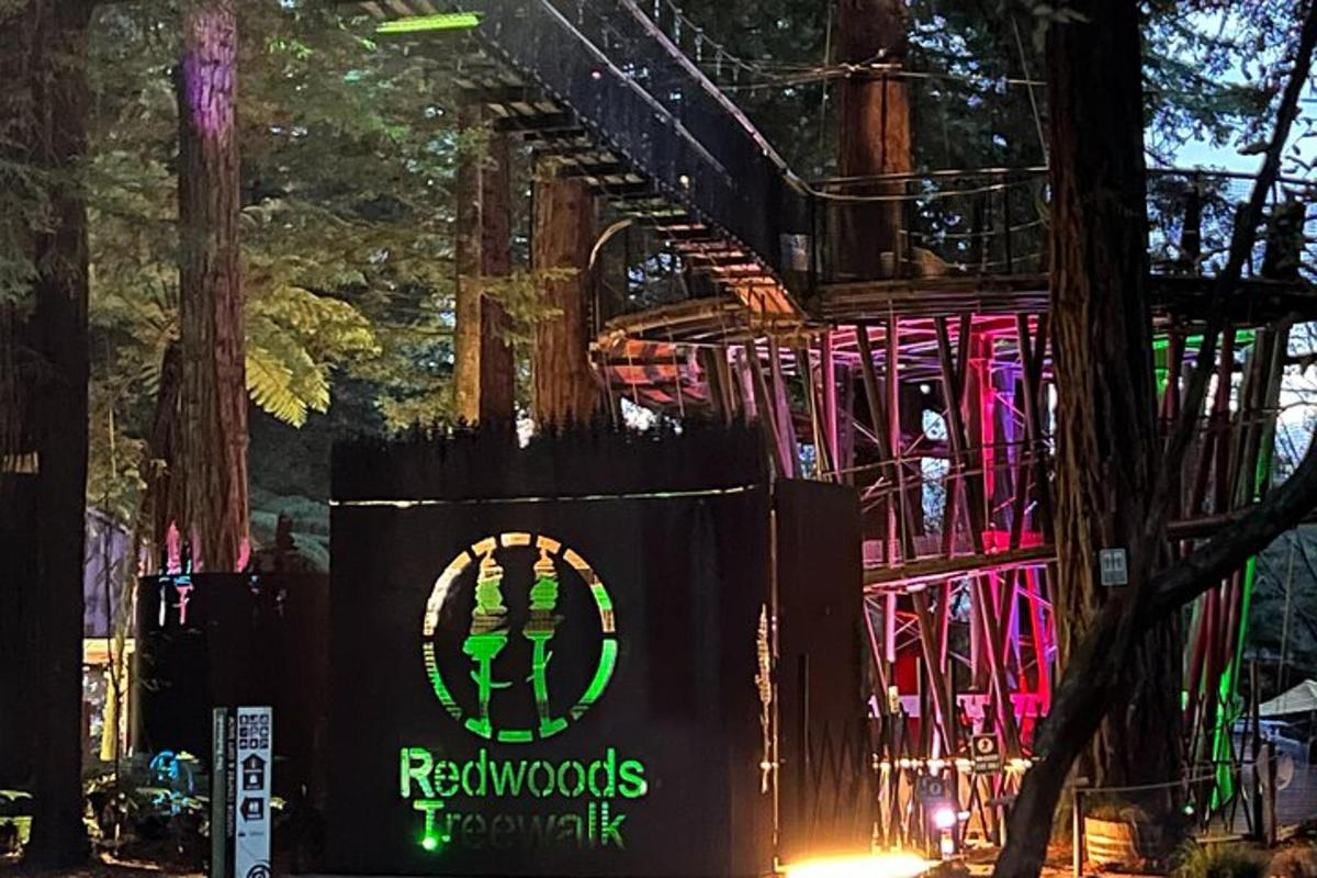 ป้ายที่เขียนว่า Reynodos จะสว่างขึ้นในเวลากลางคืน
