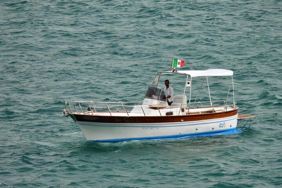 isang bangka sa tubig na may kasamang lalaki