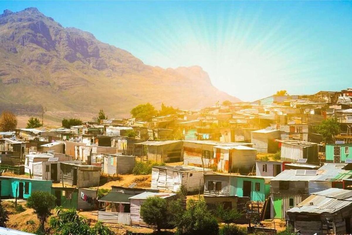 un grupo de casas frente a una montaña