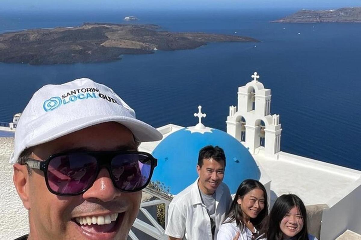 um grupo de pessoas em pé no topo de uma igreja