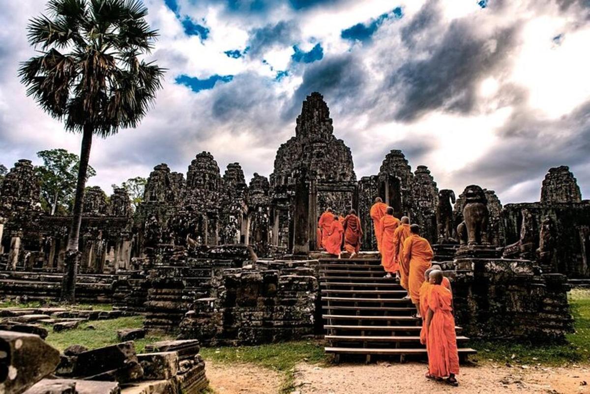 Un grupo de personas subiendo las escaleras de un templo.