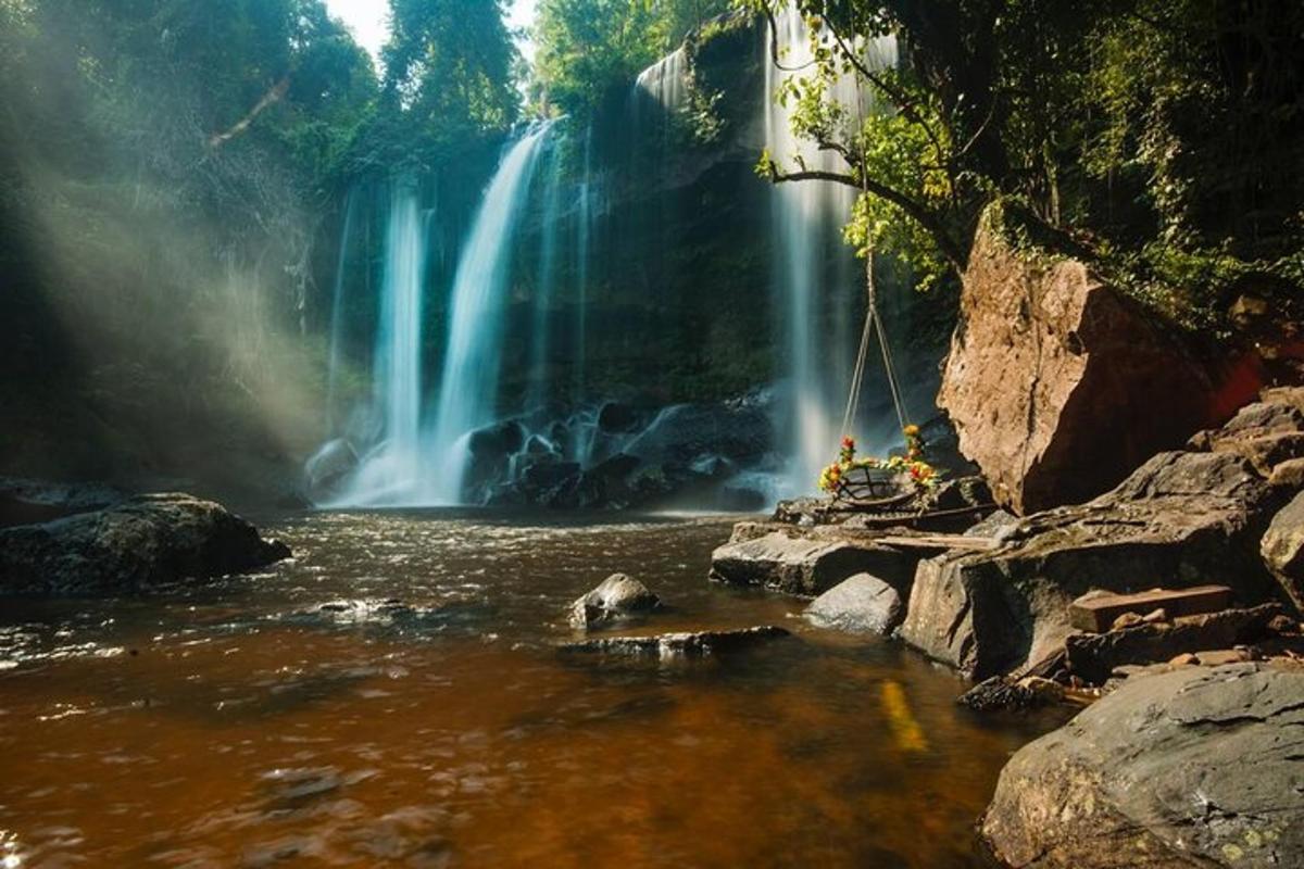 un dipinto di una cascata con persone di fronte