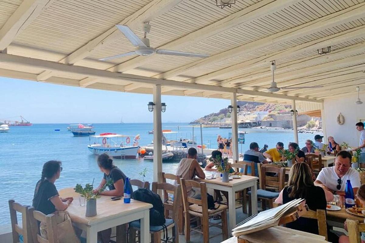 um grupo de pessoas sentadas às mesas de um restaurante