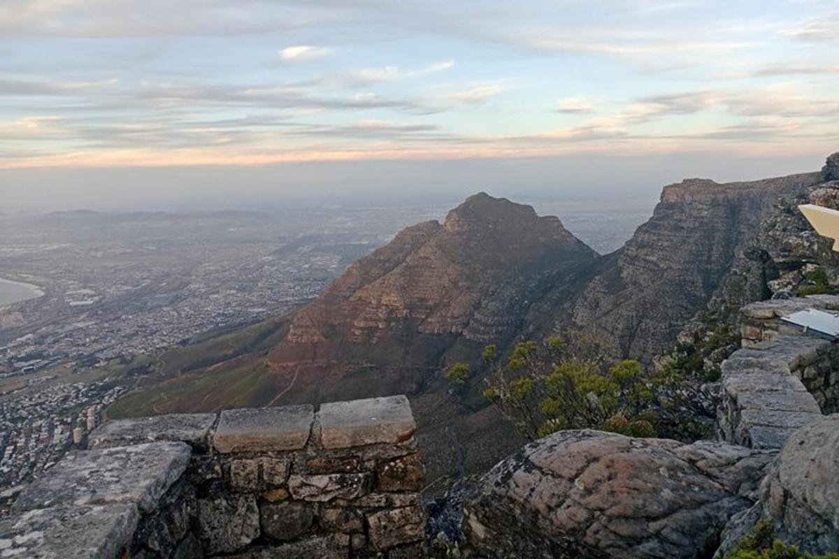 Una vista de una montaña con una ciudad a lo lejos.