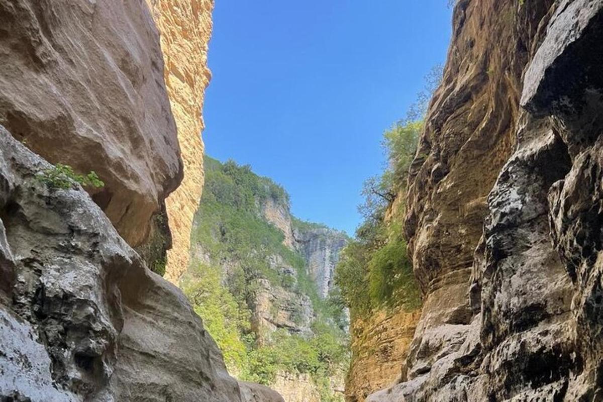una vista di un canyon da tra due rocce