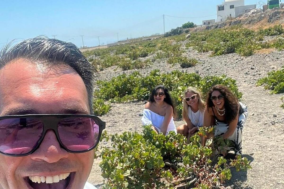 un gruppo di donne in abiti bianchi sedute su una collina