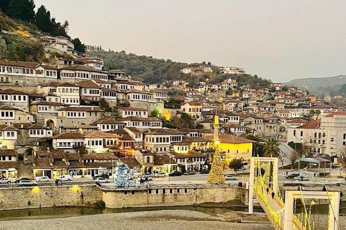una città in cima a una collina con case