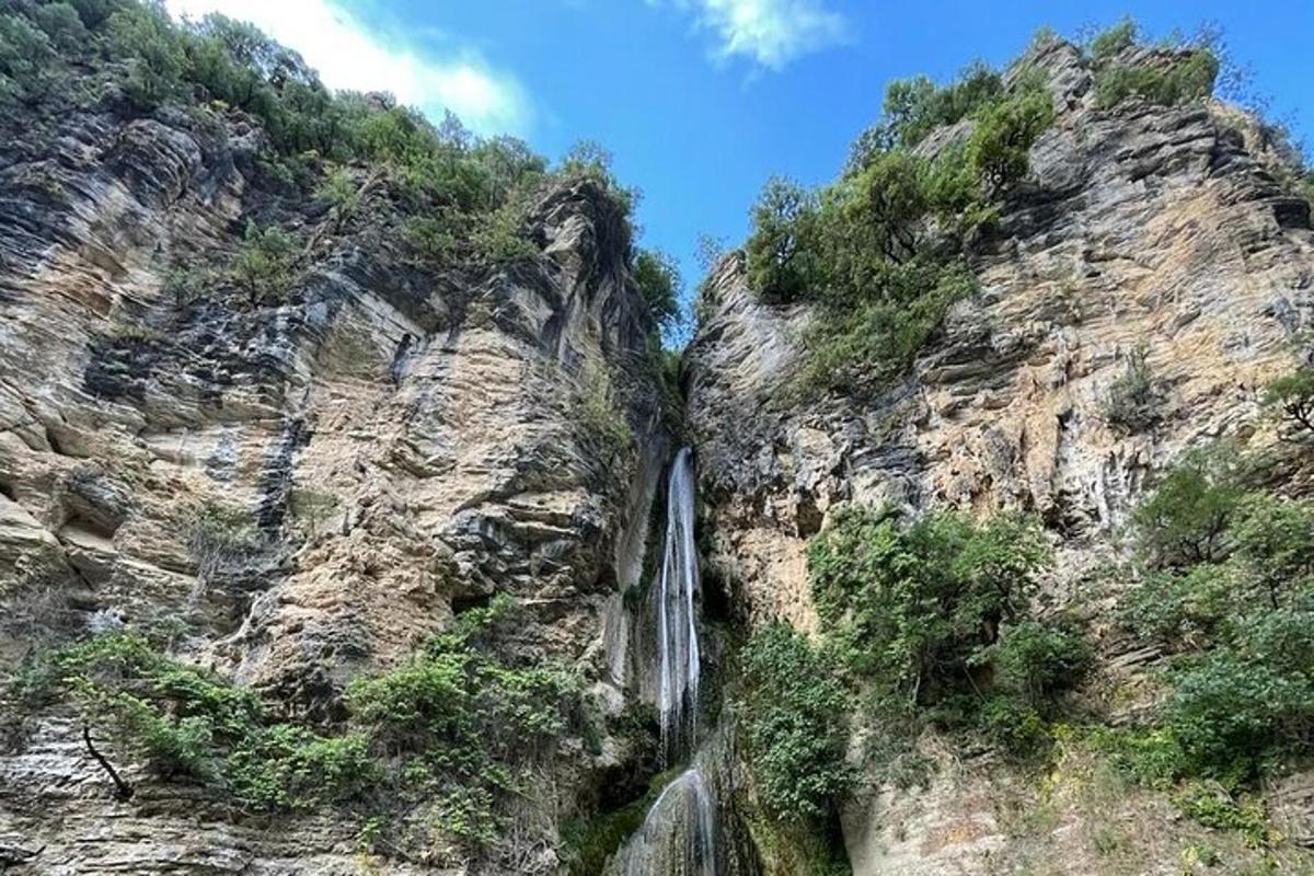 una cascata sul fianco di una montagna