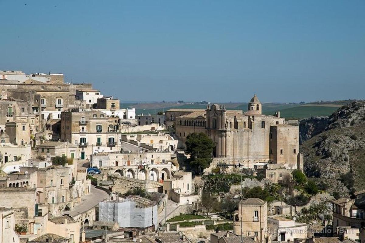 una vista di una città con un mucchio di edifici