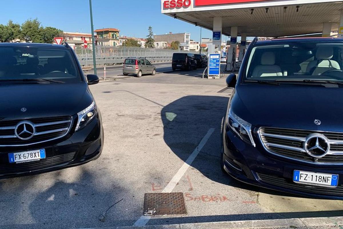to biler er parkeret ved en tankstation