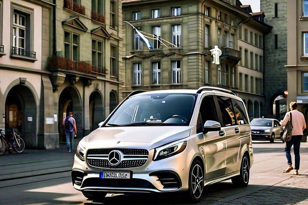 stříbrné auto je zaparkované na městské ulici
