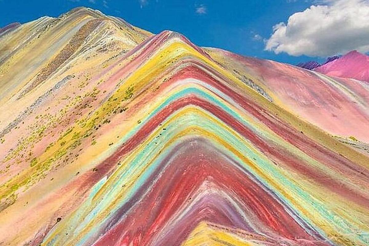 gunung yang berwarna-warni dengan cat pelangi di atasnya