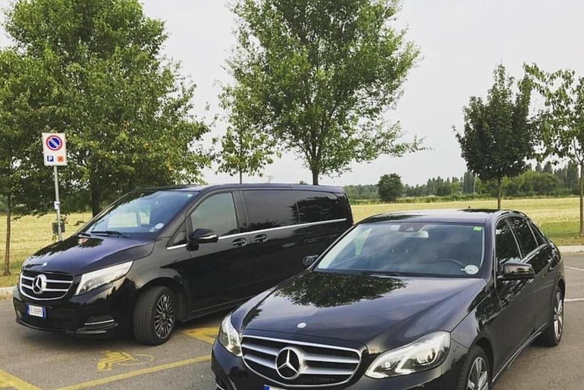 δύο αυτοκίνητα παρκαρισμένα το ένα δίπλα στο άλλο σε ένα πάρκινγκ