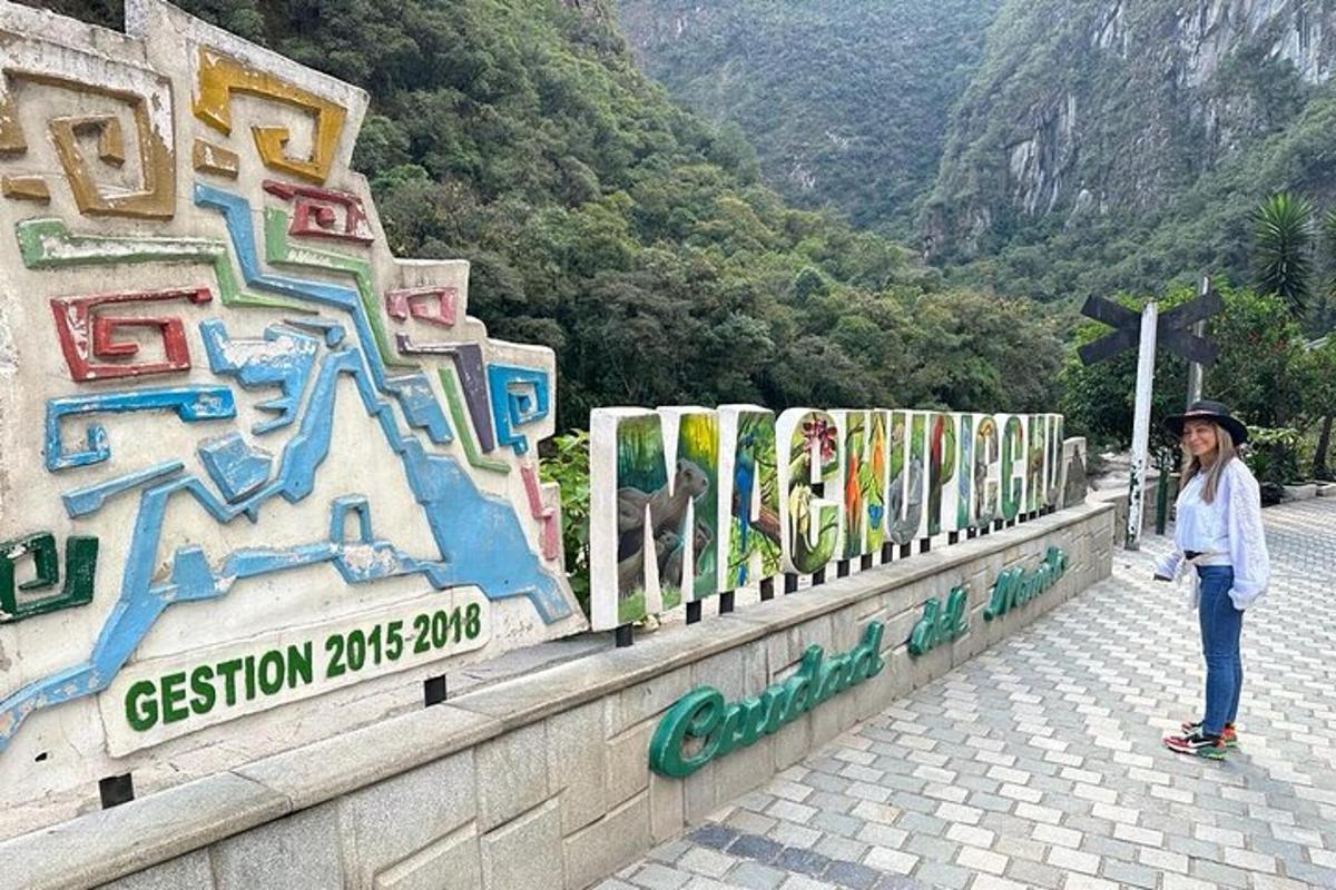 Una mujer parada junto a una pared con grafitis.