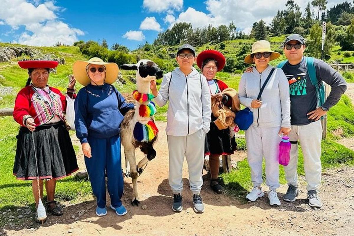 sekumpulan orang bergambar dengan seekor lembu