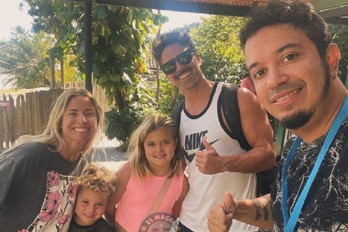 skupina lidí pózujících pro fotografii