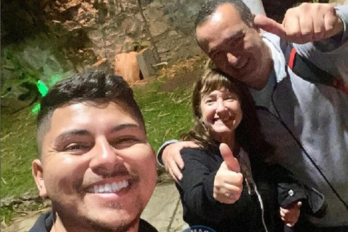 dva muži a žena ukazují palec nahoru