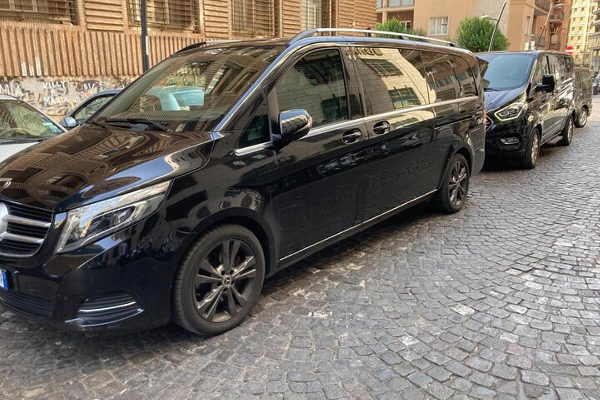 sebuah minivan hitam terparkir di pinggir jalan