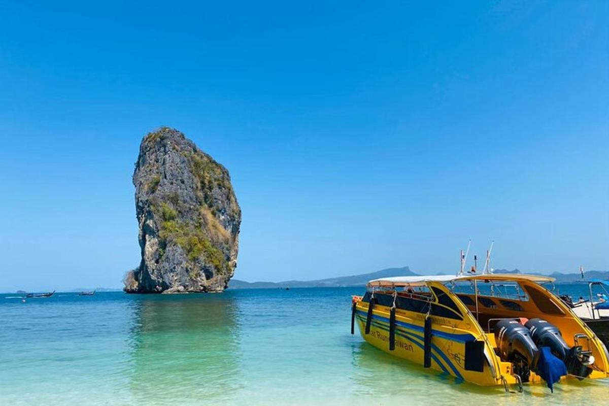 un autobus giallo nell'acqua accanto a una roccia