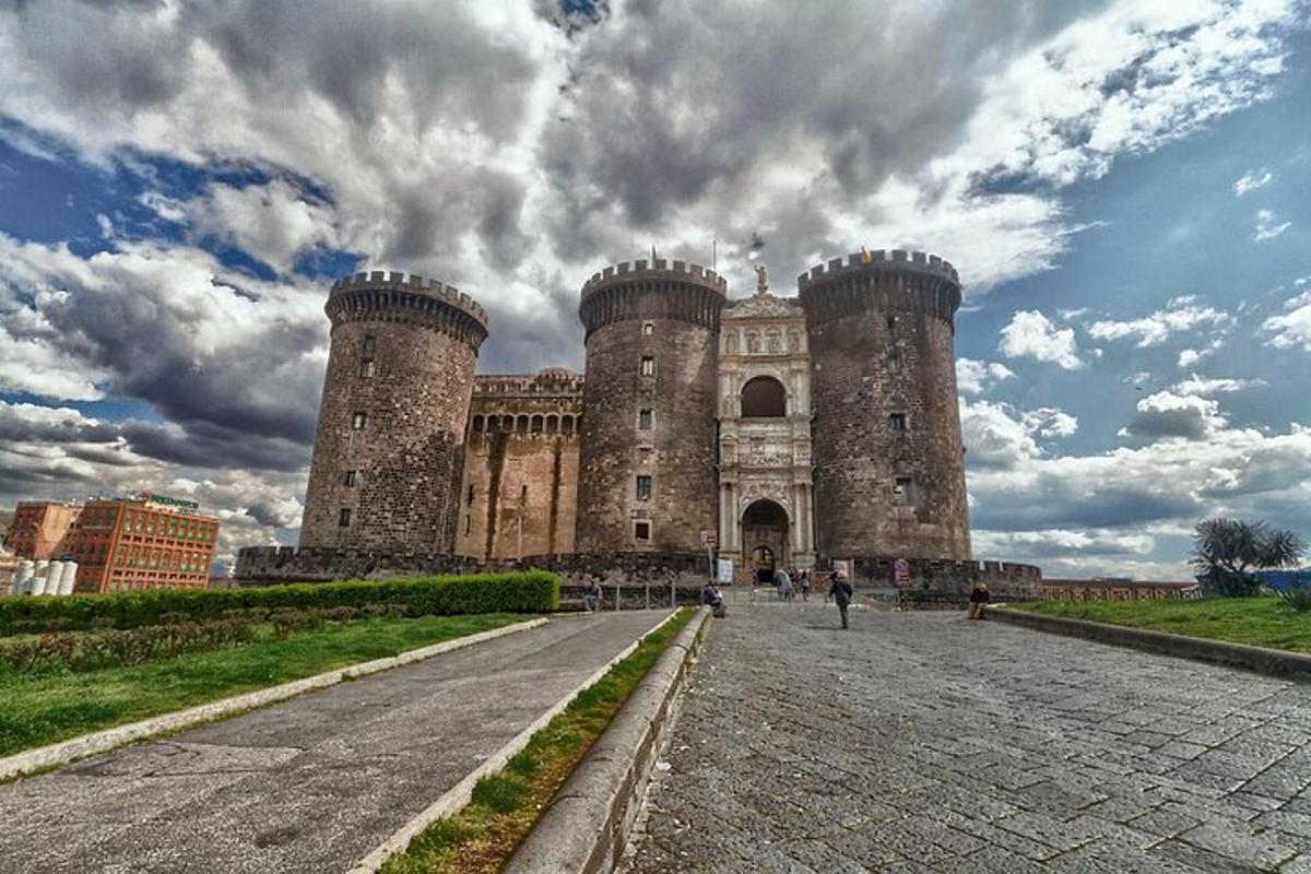 velký hrad s lidmi procházejícími se před ním