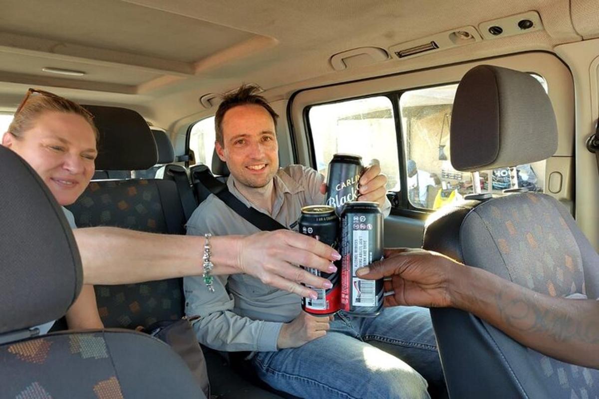 eine Gruppe von Menschen, die auf dem Rücksitz eines Autos sitzen